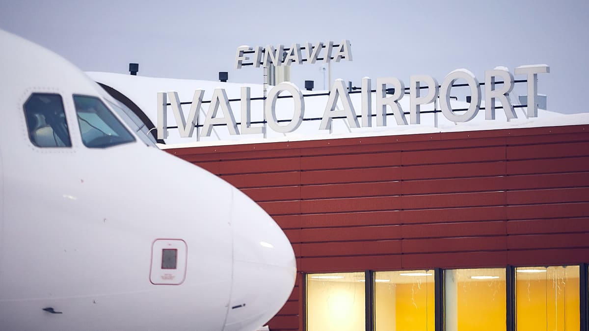 Lentokoneen nokka ja taustalla teksti Ivalo Airport.