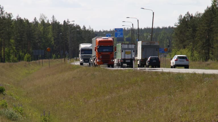 Liikennettä valtatiellä 6 Kouvolan Utissa pohjavesialueella