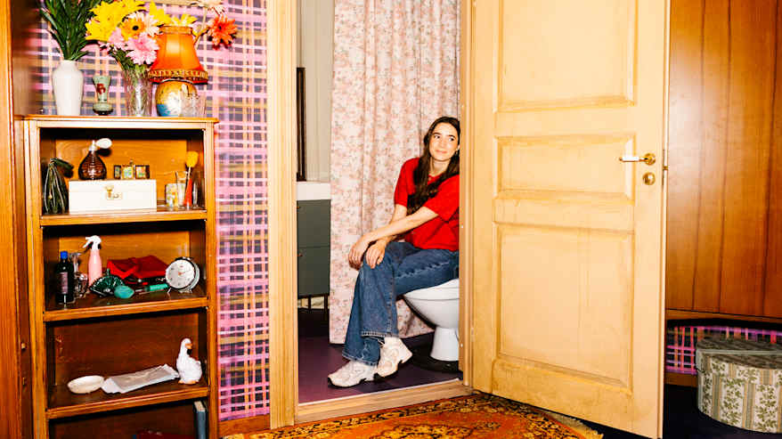 Henkilö pukeutuneena punaiseen neuleeseen.