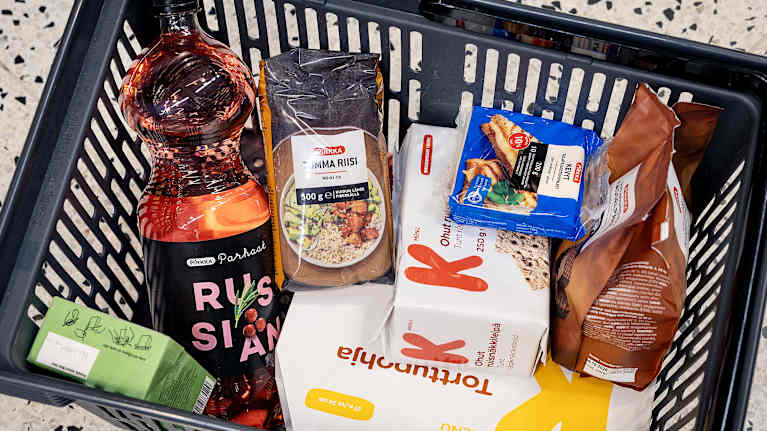 Butikskorg full med varor av märket Pirkka och K-Menu.