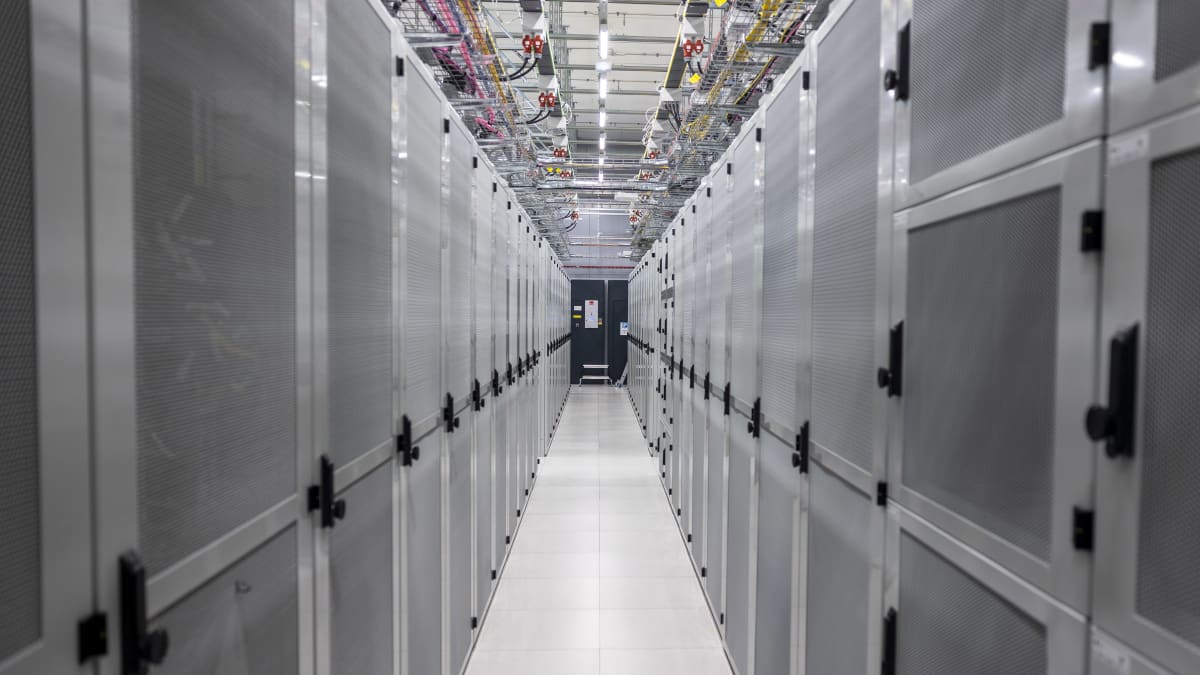 Datakeskuksen konesalissa pelkistä serverikaapeista muodostunut käytävä.