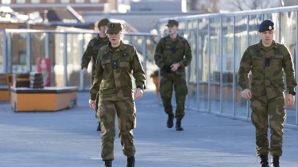 Norjalainen naissotilas Trondheimissa. Nato Trident Juncture 18 -sotaharjoituksessa.