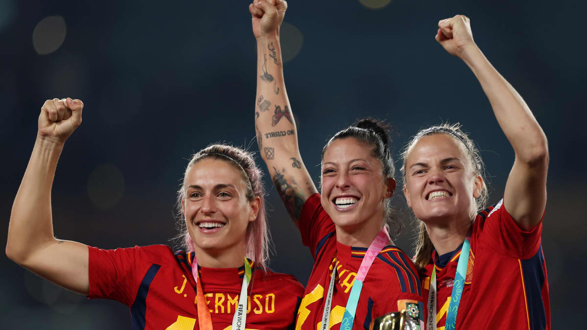 Alexia Putellas (vas.), Jennifer Hermoso ja Irene Paredes tuulettivat Espanjan naisten maajoukkueen historian ensimmäistä MM-kultaa elokuussa 2023.