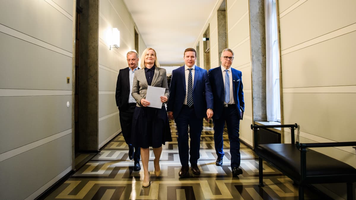 Perussuomalaisten eduskuntaryhmä, kristillisdemokraattinen eduskuntaryhmä ja Liike Nyt -eduskuntaryhmä jättivät hallitukselle välikysymyksen koskien energiamarkkinoita, sähkön hintaa ja hallituksen Fortum-politiikkaa 20. syyskuuta 2022.