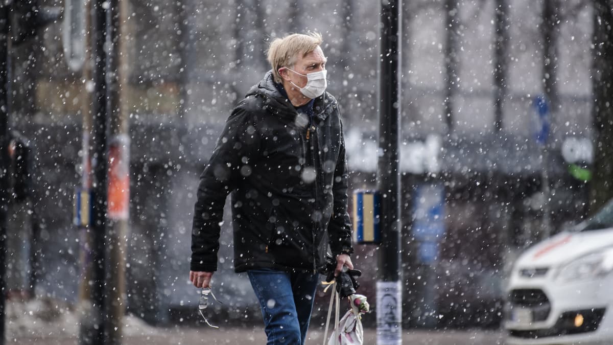 Helsingin Hakaniemessä käytettiin kasvomaskeja 16. maaliskuuta.