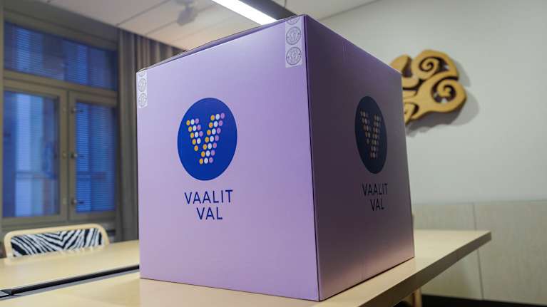 Pahvinen vaaliuurna, johon äänestyslippu pudotetaan. Kuva: Mimmi Nietula / Yle