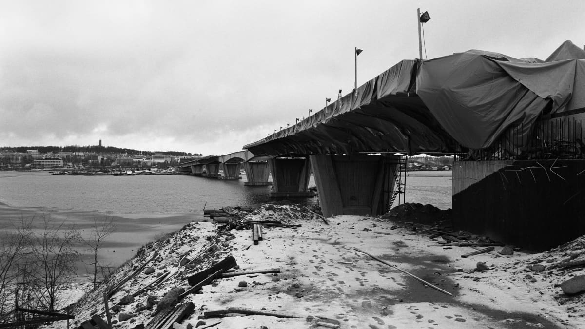 Kuokkalan sillan rakennustyömaa vuodelta 1988. Vastarannalla siintävät jo ensimmäiset Kuokkalan talot. 