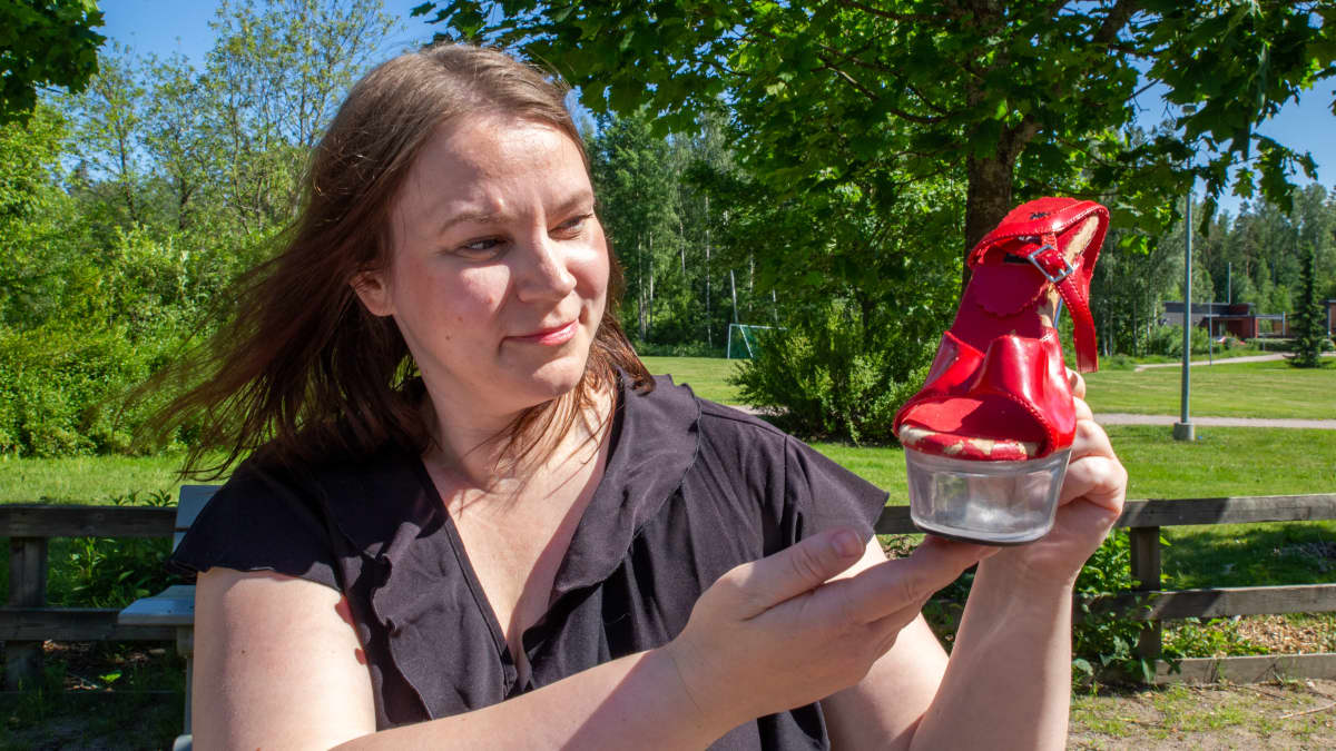 Seksuaalikasvattaja Terhi Suokas katselee erittäin kulunutta korkokenkää.
