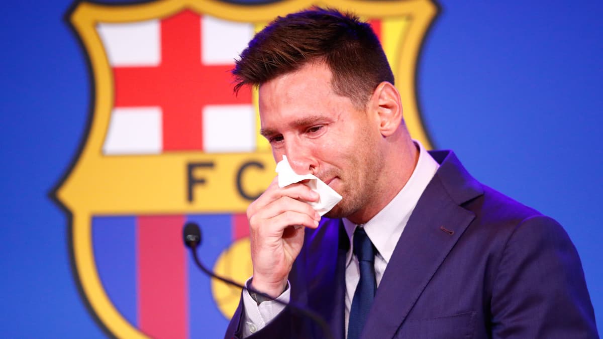 Lionel Messi kyynelehtii lehdistötilaisuudessaan, kun hän jätti Barcelonan elokuussa 2021.