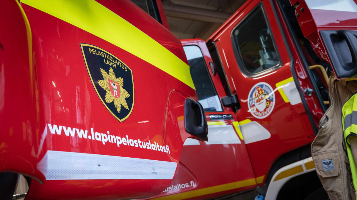 Lapin pelastuslaitoksen paloauton ovi, jossa on Lapin pelastuslaitoksen logo. 