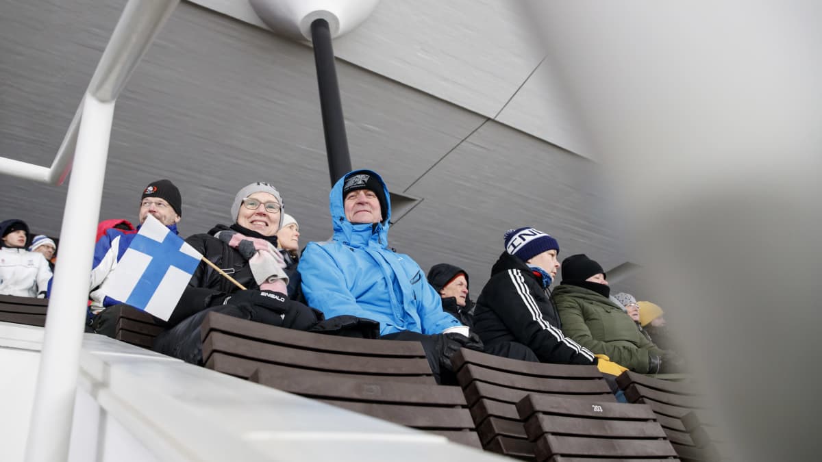 Krisse Rintala ja Arto Asmundi nauttivat hiihdon seuraamisesta Olympiastadionin katsomossa.