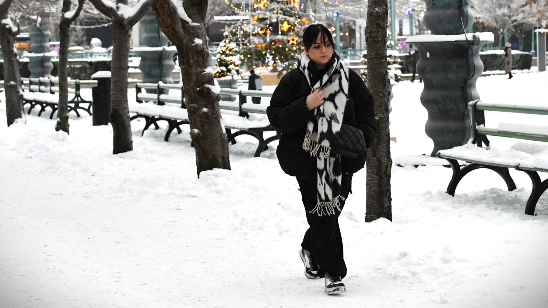E-sportaren Jennica Sjögren promenerar i vintrigt Stockholm.