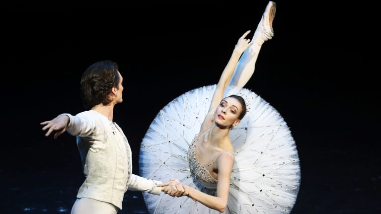 Olga Smirnova tanssii.