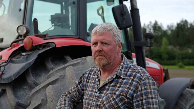 Stefan Forsman står framför sin traktor.