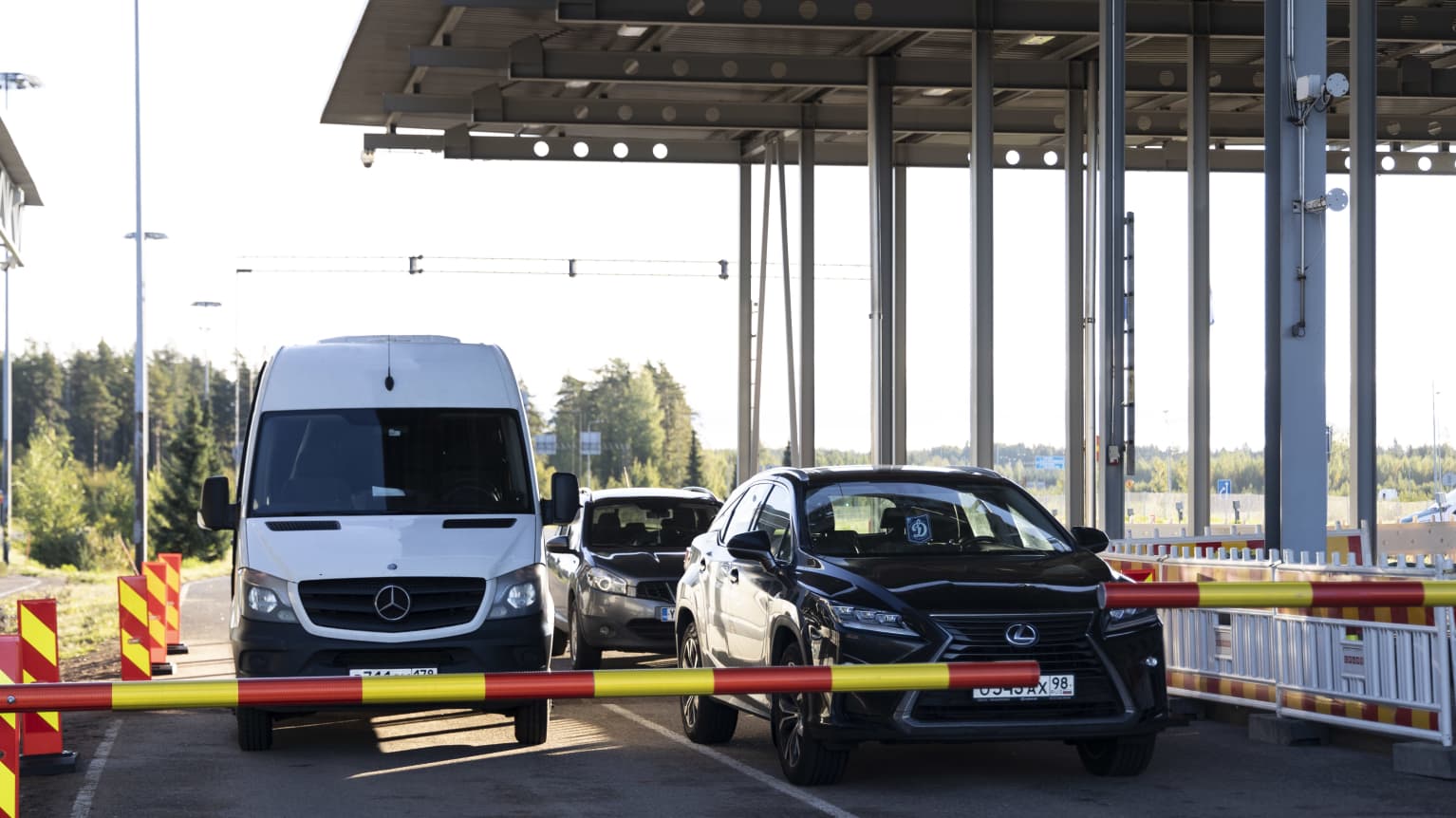 За выходные на границе развернули почти половину автомобилей с российскими  номерами | Yle Novosti | Yle