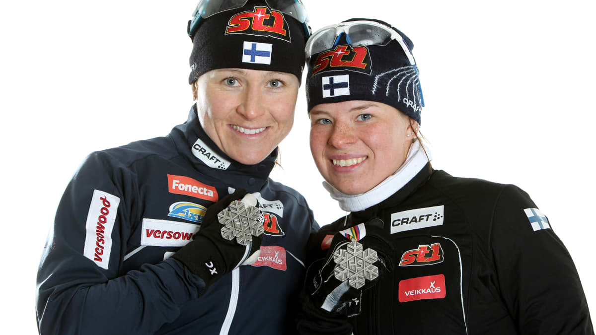 Aino-Kaisa Saarinen (vas.) ja Krista Lähteenmäki (nyk. Pärmäkoski) saavuttivat parisprintissä hopeaa Oslon MM-kisoissa 2011. 