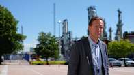 Jori Sahlsten står framför byggnader på Nestes område i Sköldvik.