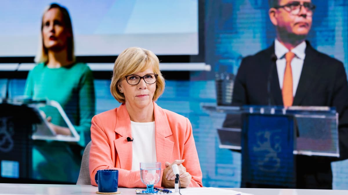 Anna-Maja Henriksson Ylen studiossa.