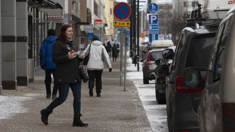 Kauppakadun kuhinaa Kajaanissa.