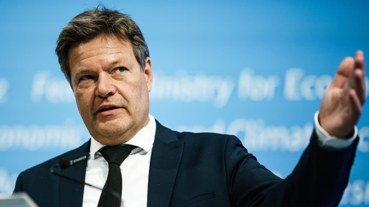 Saksan talous- ja ilmastoministeri Robert Habeck puhumassa. 
