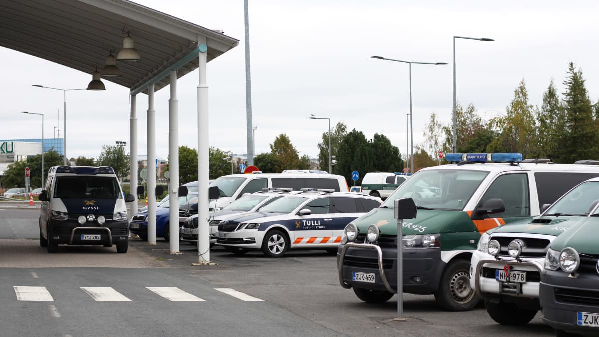 Tullin ja rajavartiolaitoksen autoja Tornion tullin pihalla