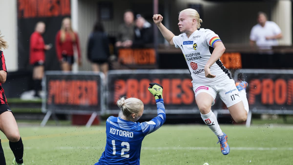 KuPS:n Anni Hartikainen jalkapallokentällä.
