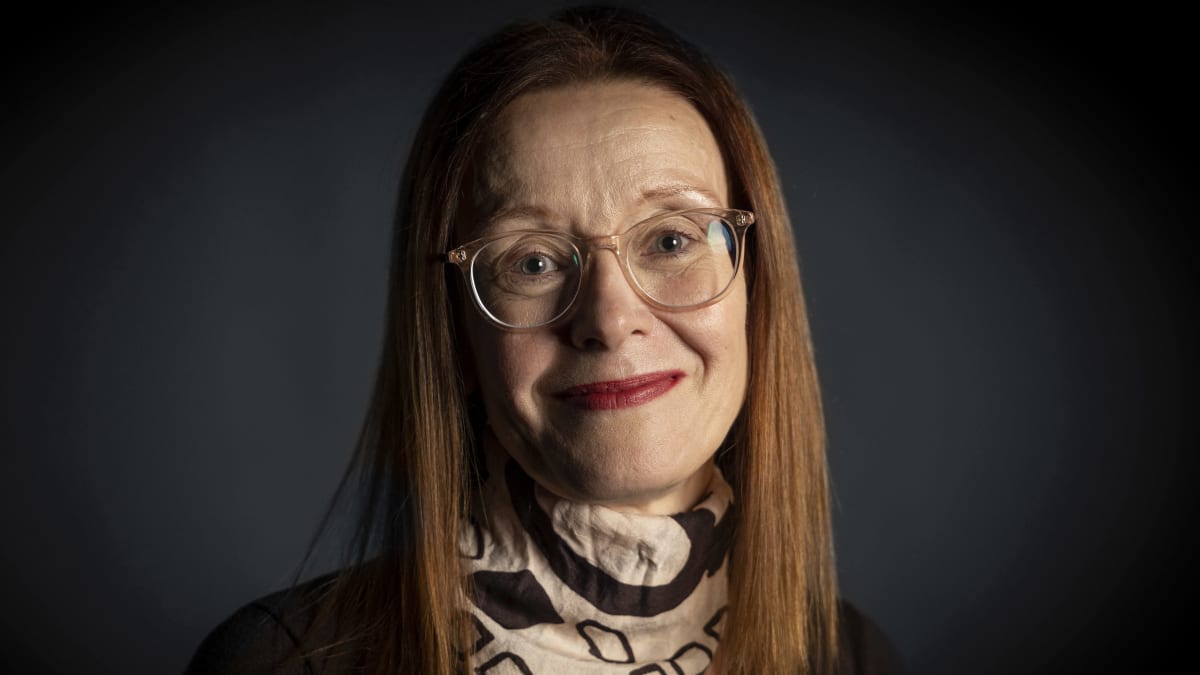 Asta Leppä katsoo kameraan