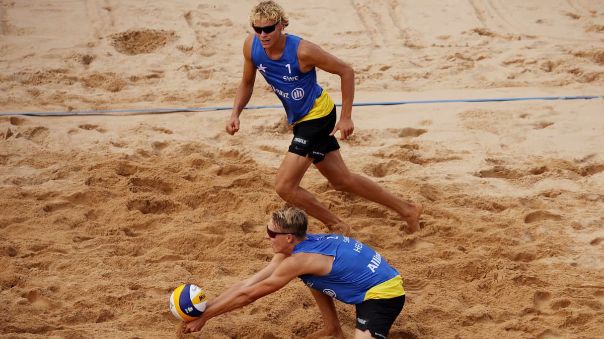 David Åhman ja Jonatan Hellvig pelaavat beach volleya EM-kisoissa 2022.