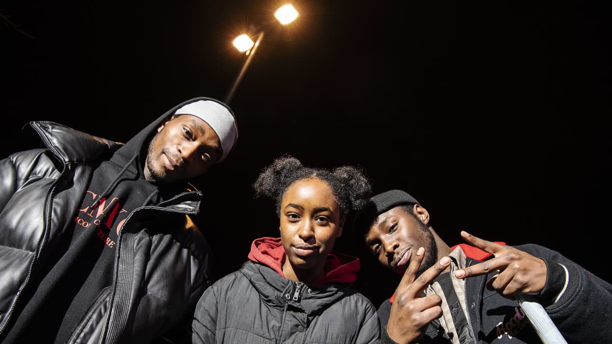 Kuvassa poseeraavat Nicolas Anelka, Amina Ciyow ja Shakur Ahimana Helsingin keskustassa 11. marraskuuta 2020.