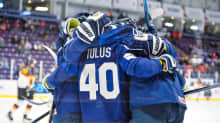 Naisleijonat tuulettaa.