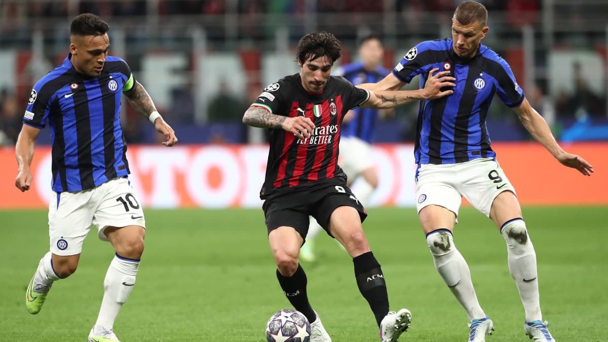 Interin Lautaro Martinez ja Edin Dzeko riistämässä palloa AC Milanin Sandro Tonalilta Mestarien liigan välierässä.