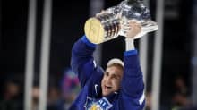 Valtteri Filppula juhlii maailmanmestaruutta.