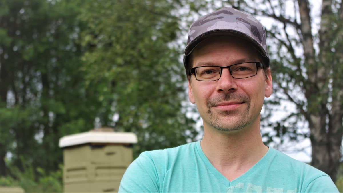 Etelä-Pohjanmaan mehiläishoitajien puheenjohtaja Timo Rahkola
