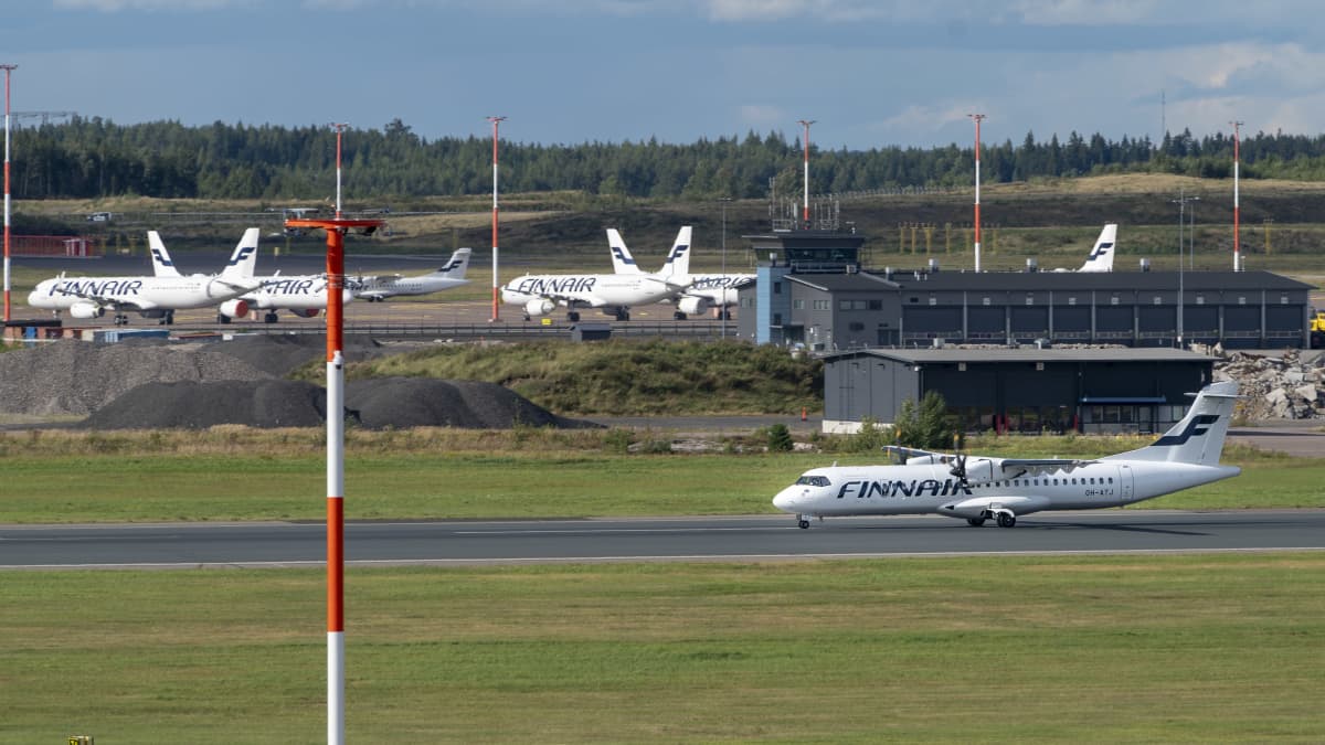 Finnairin lentokone platalla.