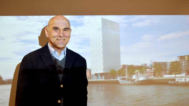 Arthur Buchardt framför sitt blivande hotell.