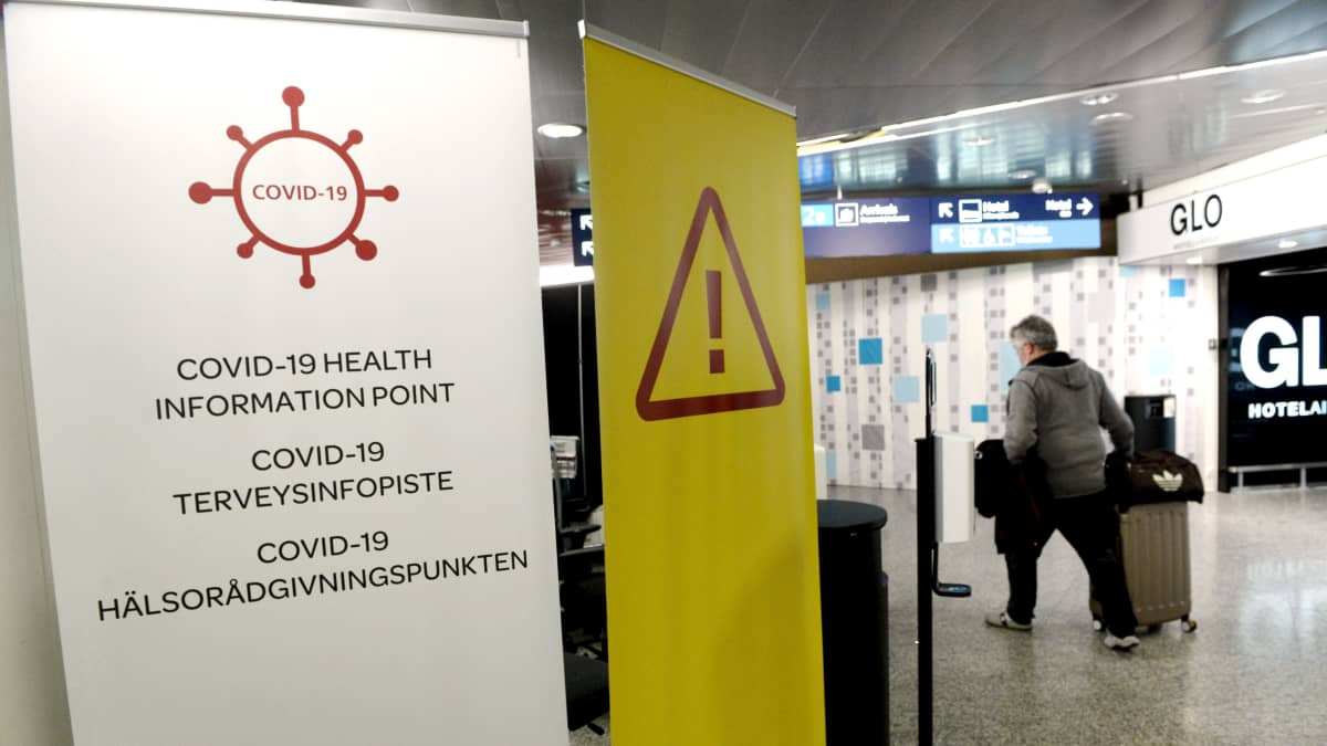  Lentomatkustajia Helsinki-Vantaan lentokentällä.