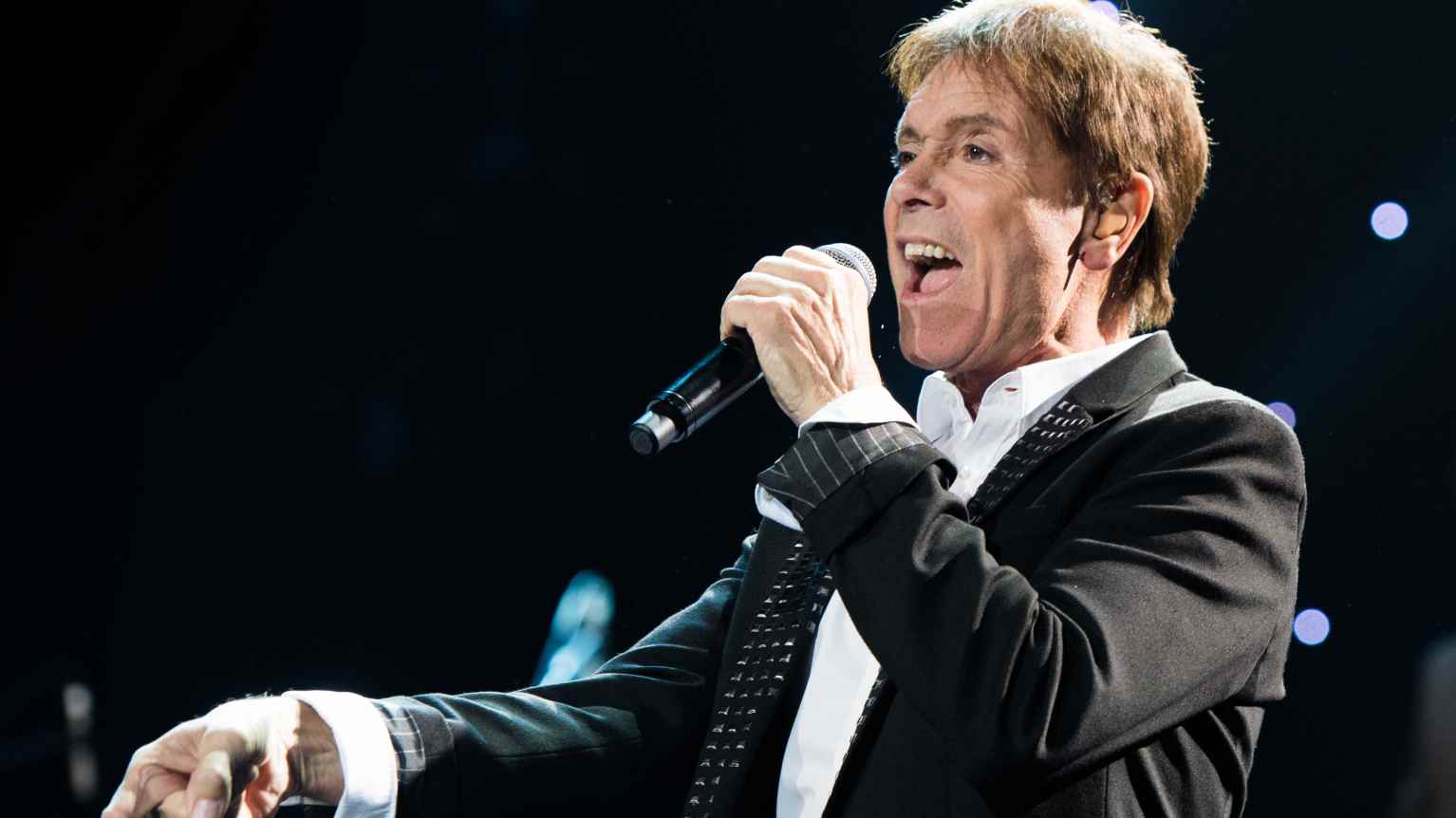 Polisen undersöker sångaren Cliff Richards hem | Utrikes | Svenska Yle