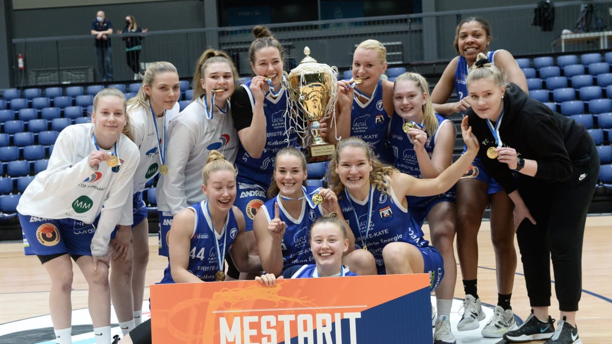  PeKa juhlii koripallon naisten Suomen cupin finaalivoittoa.