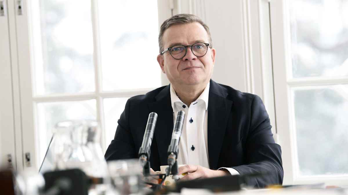 Prime Minister Petteri Orpo prepared for Yle’s prime minister’s interview session at Kesäranta in Helsinki on November 26, 2023. Photo: Mikko Stig / Lehtikuva