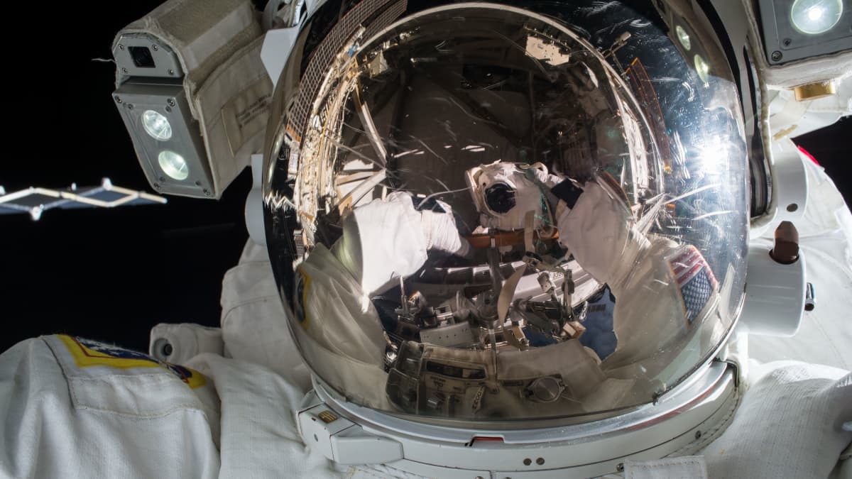Astronautti ottaa selfien.