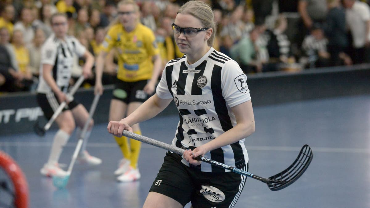 TPS:n Noora Rantanen pelaa salibandya mustavalkoraitaisessa paidassa.