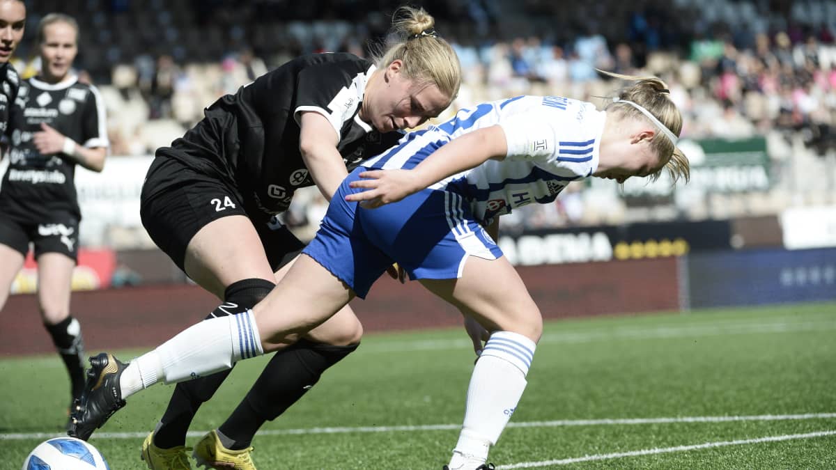 TPS:n Emma Santamäki (vas.) ja HJK:n Lotta Lindström jalkapallon naisten Kansallisen liigan ottelussa HJK–TPS Helsingissä 10. kesäkuuta 2023.