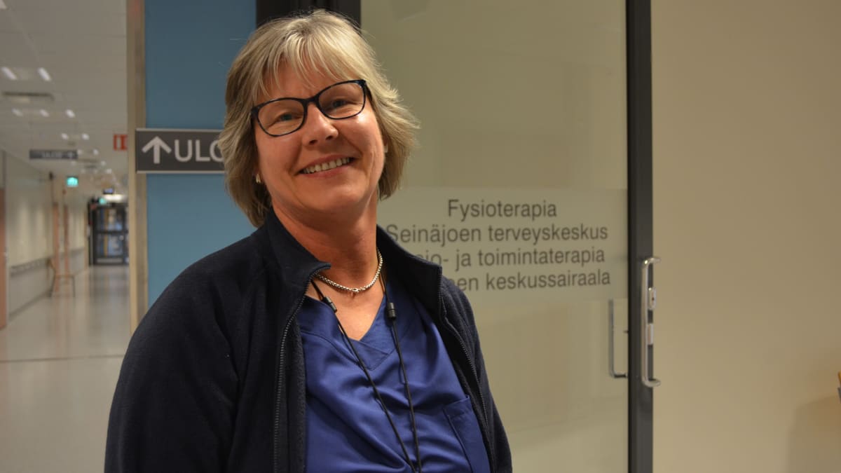 Fysioterapeutti Heljä Peltola Seinäjoen keskussairaalan käytävillä.