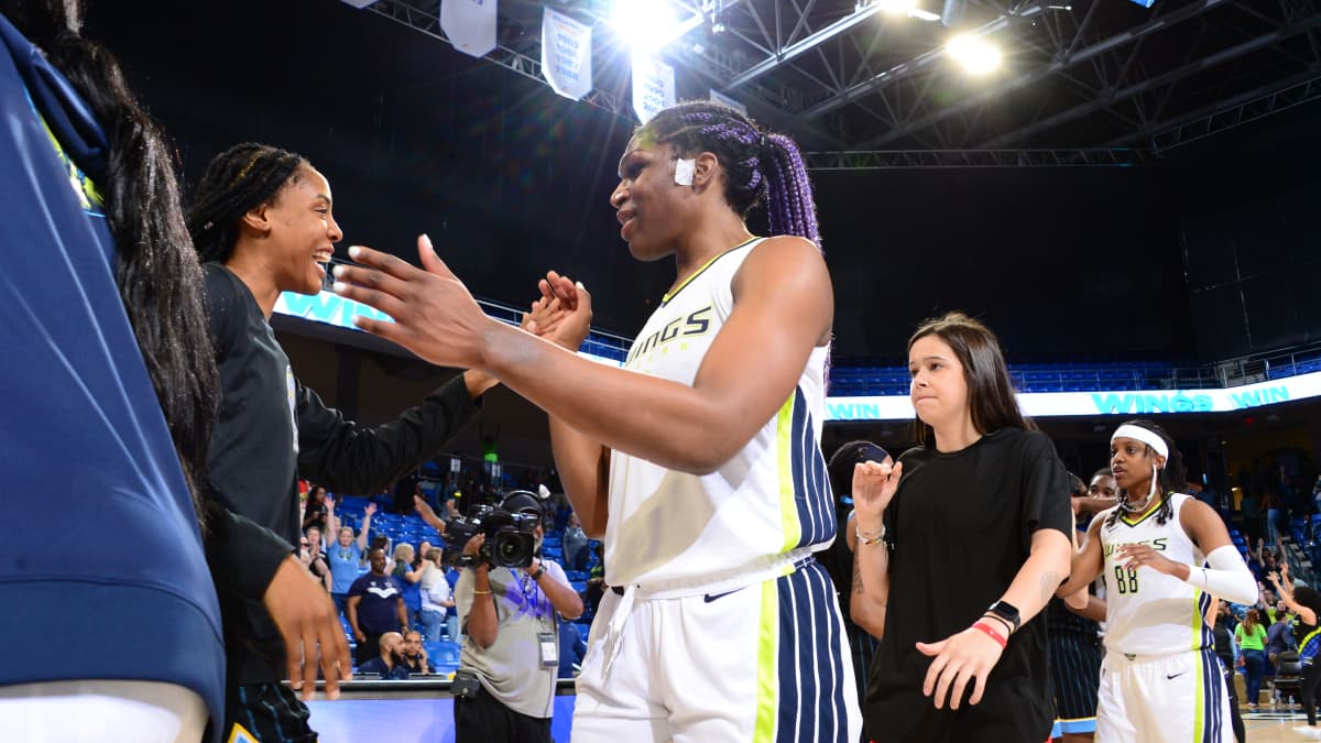 Dallas Wingsin Teaira McGowan kättelyjonossa.