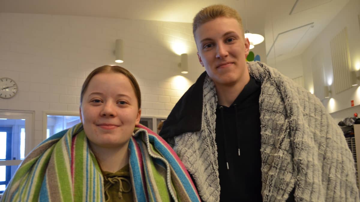 Jalasjärven lukion abiturientit Sanja Silvonen ja Elias Haikola lähdössä saliin äidinkielen lukutaidon kokeeseen.