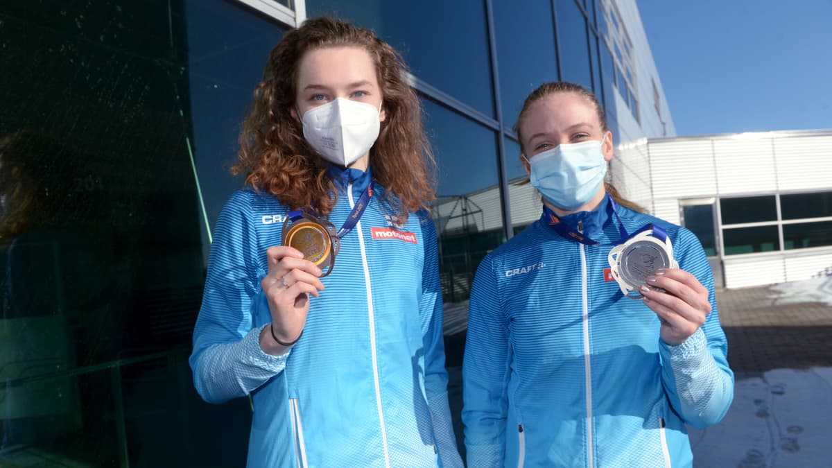 Ella Junnila ja Lotta Kemppinen palasivat Suomeen EM-mitalien kanssa halliyleisurheilun EM-kisoista 2021.