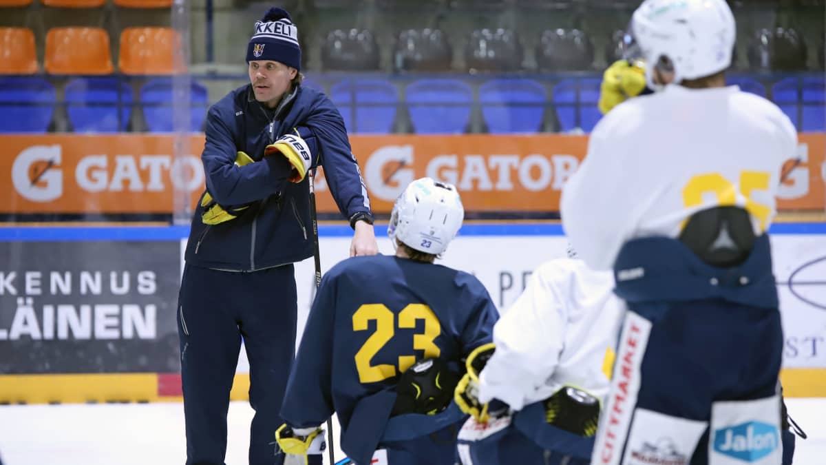 Mikkelin Jukurien päävalmentaja Olli Jokinen puhuu joukkueelleen harjoituksissa.
