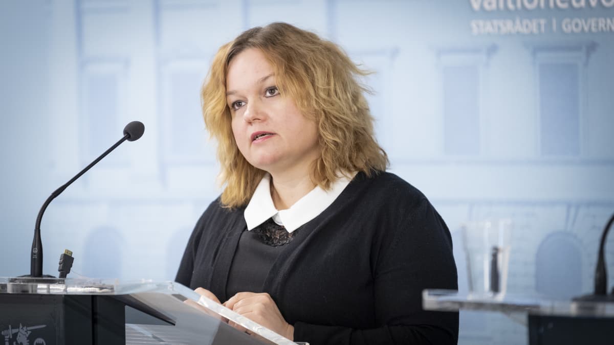Perhe- ja peruspalveluministeri Krista Kiuru valtioneuvoston tiedotustilaisuudessa 19. maaliskuuta
