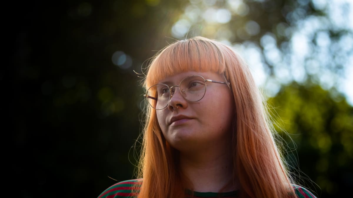 Saaga Salonen on kärsinyt etäopiskelusta korona-aikana. Salonen kuvattuna kotinsa takapihalla.