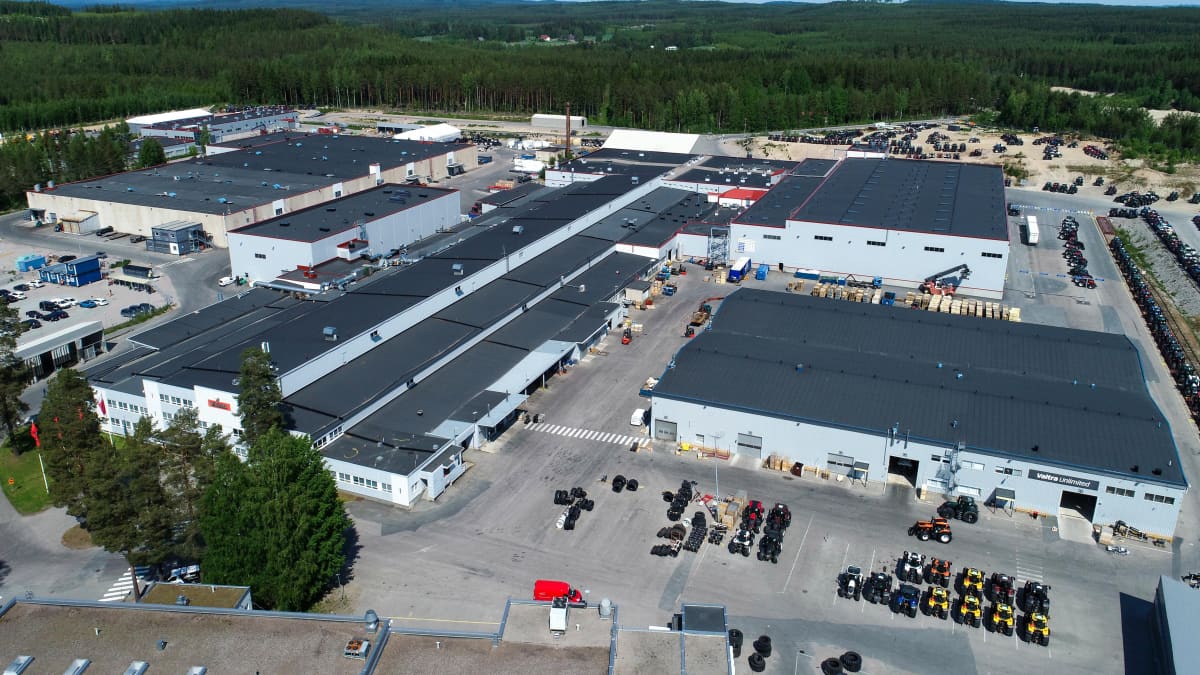 Ilmakuva Valtran Suolahden tehtaasta. Isoja teollisuusrakennuksia.